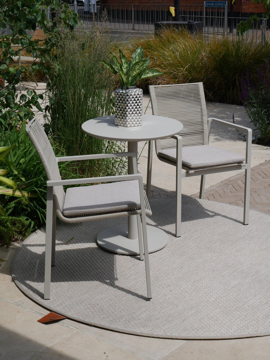 Vernazza Dining Table with Ishi Dining Chairs