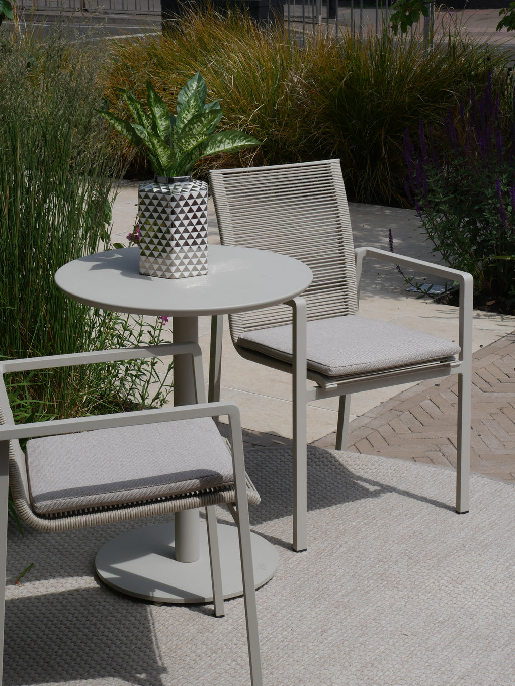 Vernazza Dining Table with Ishi Dining Chairs