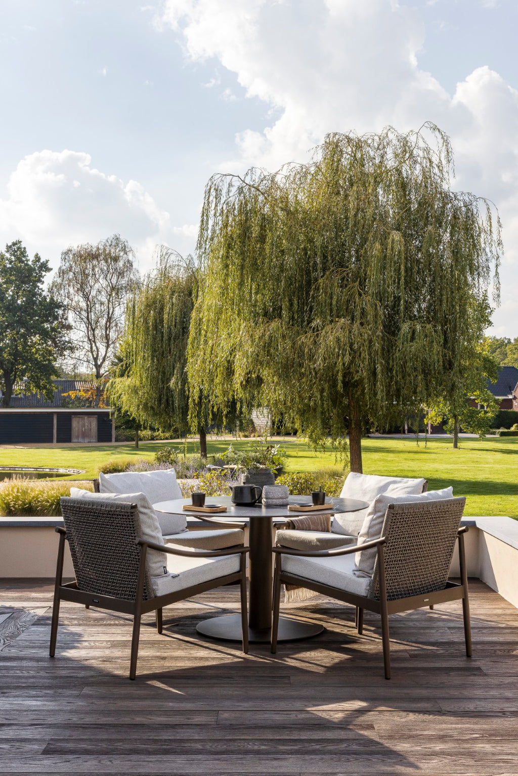 Tarente/Navarra Casual Dining Set