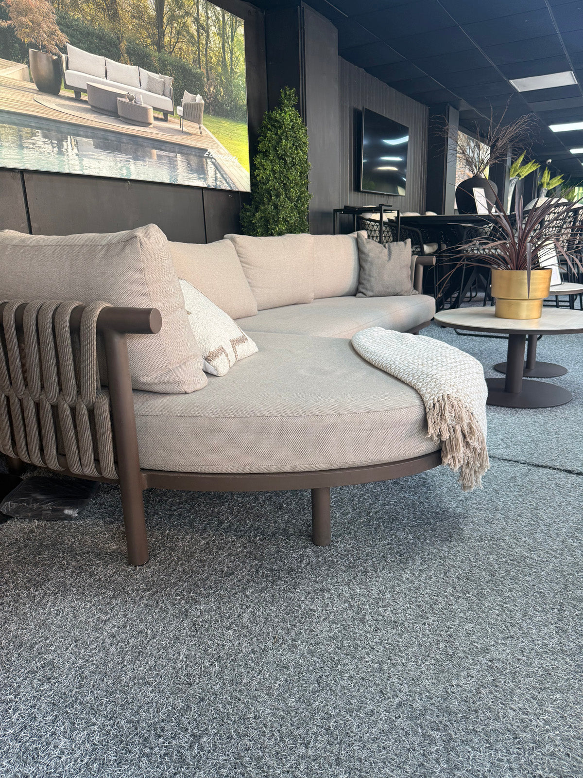 Murtoli Chaise Longue with Millor Side Tables