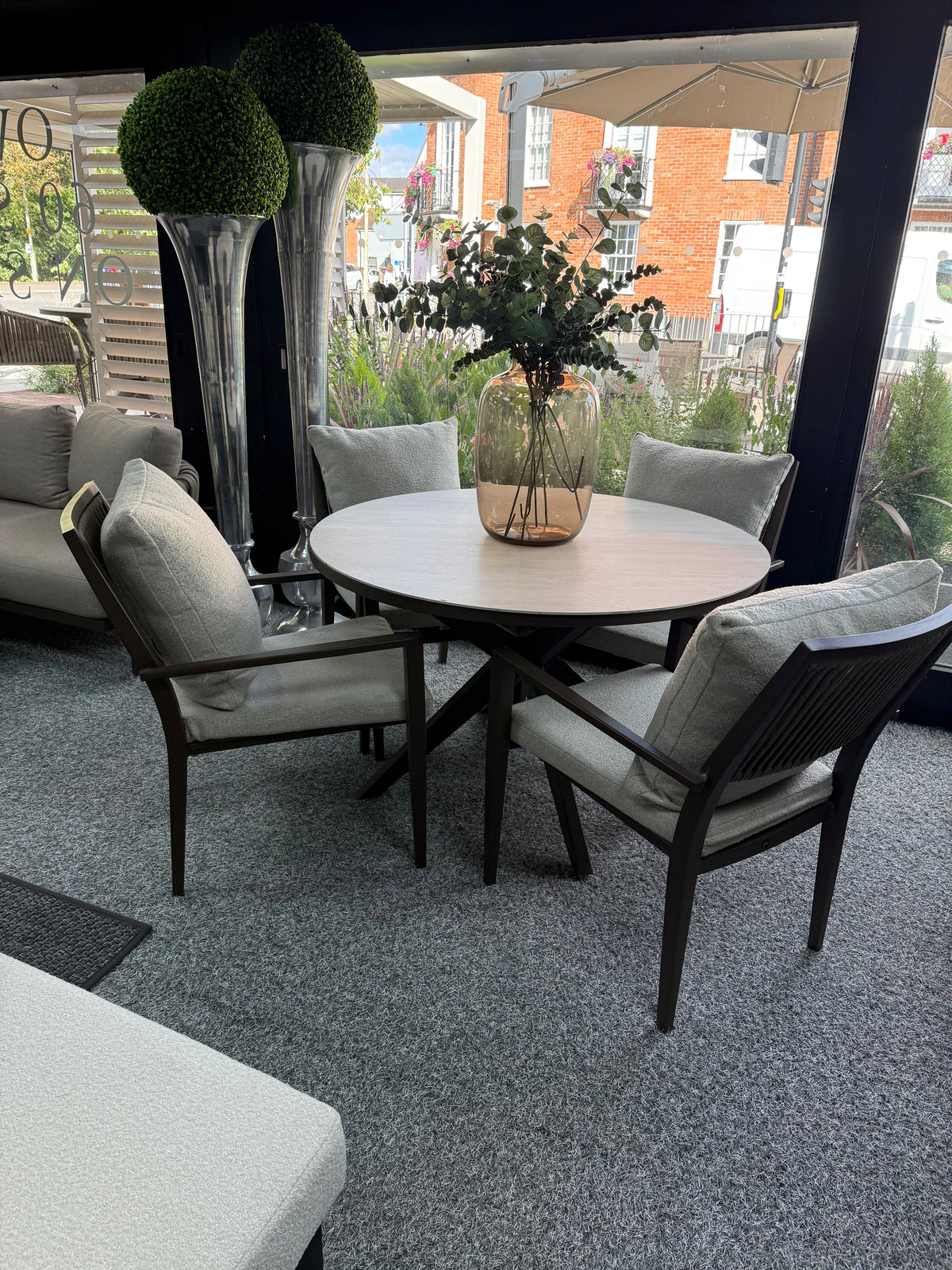 Calma Round Dining Table with 4 Marinha Dining Chairs