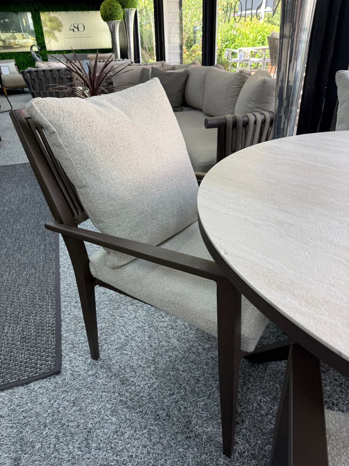 Calma Round Dining Table with 4 Marinha Dining Chairs