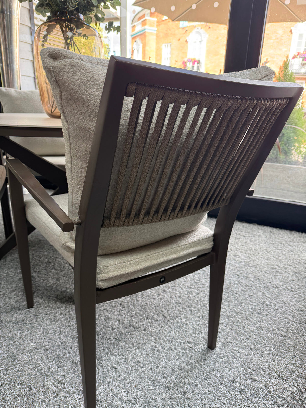 Calma Round Dining Table with 4 Marinha Dining Chairs