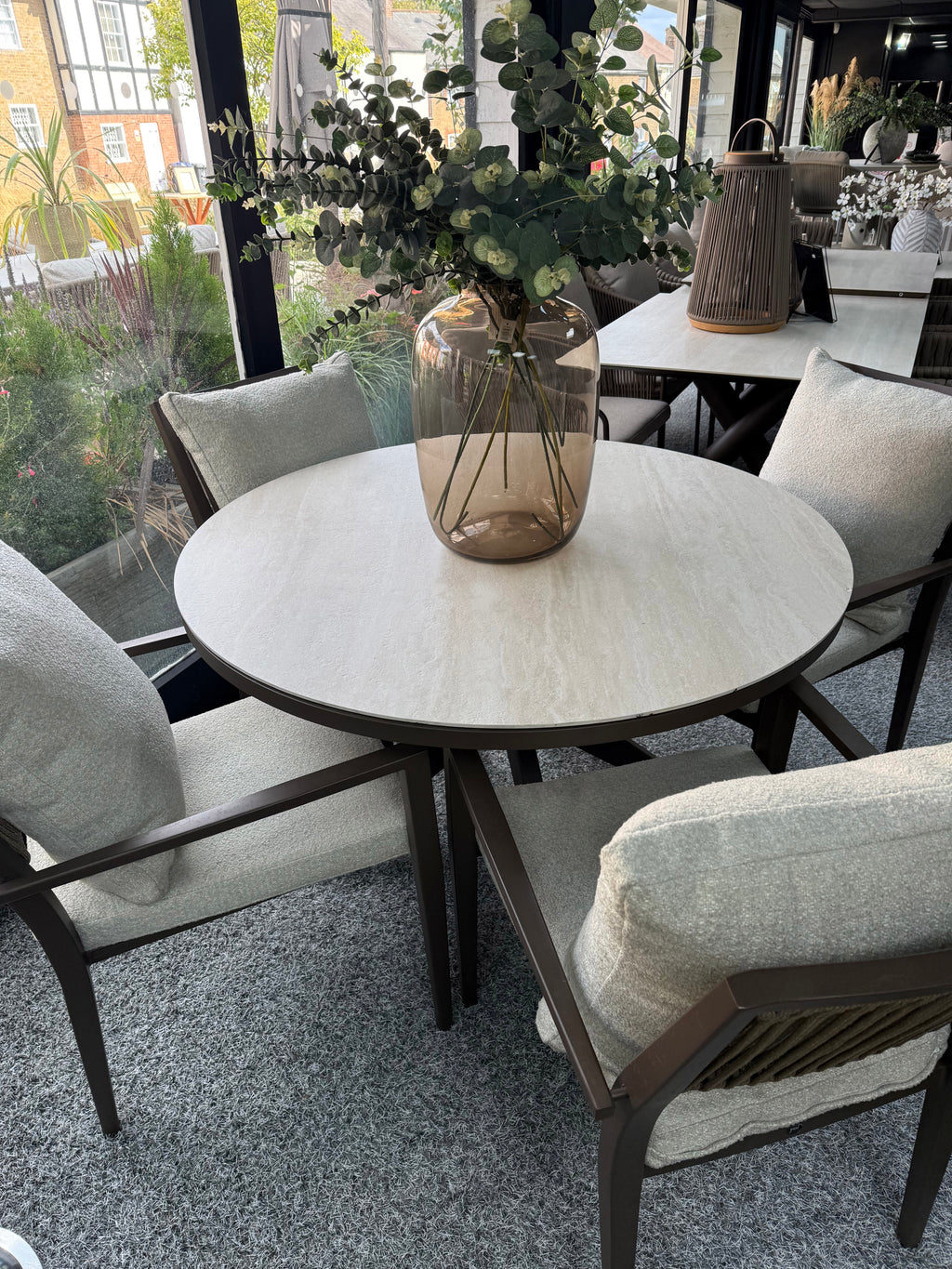 Calma Round Dining Table with 4 Marinha Dining Chairs